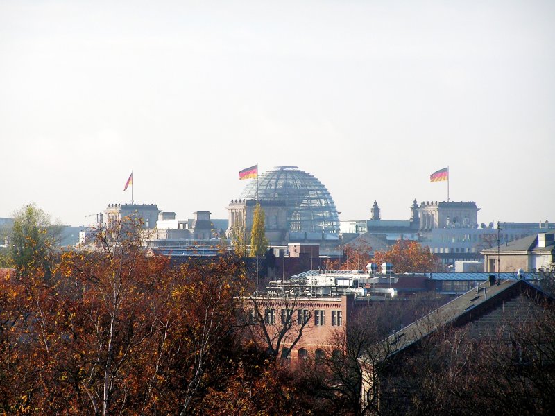 BERLIN, 15.11.2004, Blick aus dem Hotelzimmer auf die Kuppel des Reichstagsgeb�udes