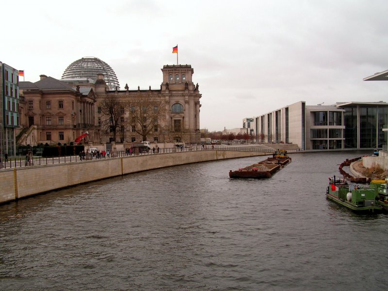 BERLIN, 17.11.2004, Blick von der Brcke Wilhelmstrae auf das Reichstagsufer