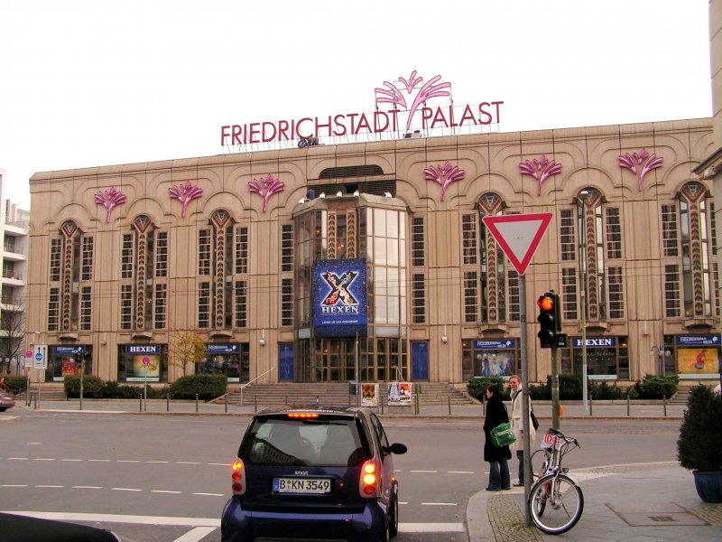 BERLIN, 17.11.2004, Blick von der Reinhardtstrae auf den Friedrichstadtpalast