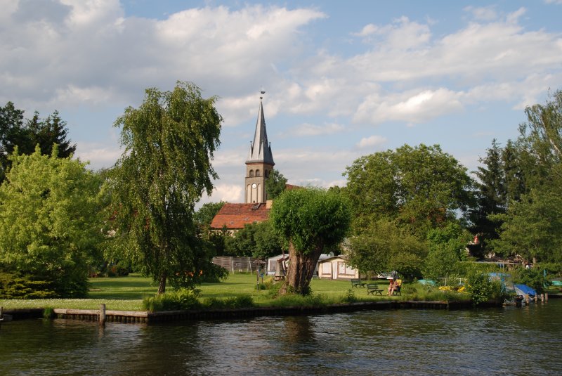 BERLIN, 24.05.2009, Kirche im Stadtteil Rahnsdorf, von der Spree aus gesehen