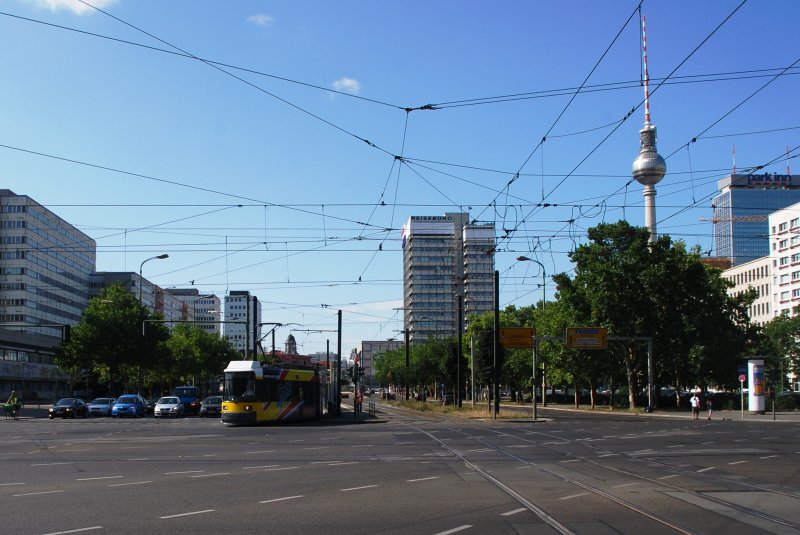 BERLIN, 29.08.2009, Blick von der Mollstrae die Otto-Braun-Strae hinunter in Richtung Alex