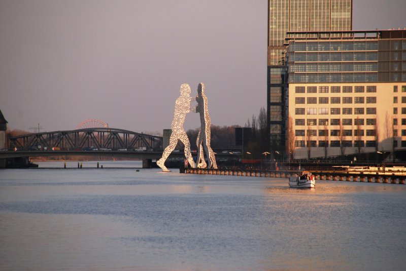 BERLIN, 31.03.2009, Blick von der Oberbaumbrücke auf die Spree und die Skulptur  Molecule Man 