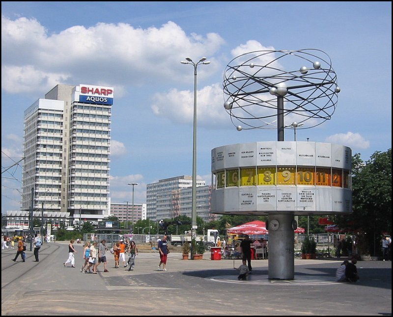Berlin Alexanderplatz mit der Weltzeituhr und dem  Haus des Reisens  im Hintergrund, aufgenommen im Juli 2005.