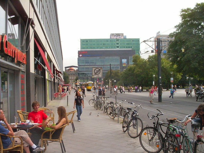 BERLIN, am Bahnhof Alexanderplatz, Sommer 2007