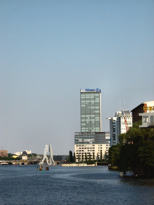 Berlin, Blick entlang der Spree zum Hochhaus in Treptow, 2007