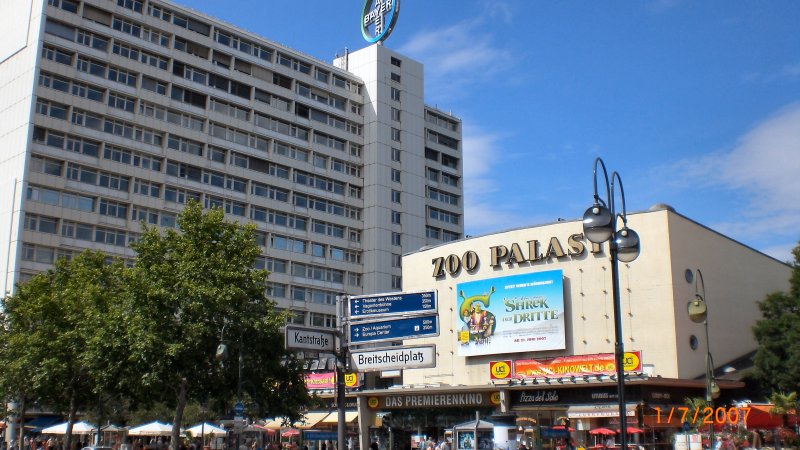 BERLIN Blick zum Zoopalast im Sommer 2007