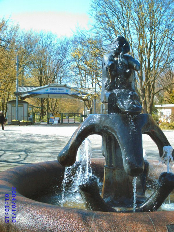 Berlin, Brunnen am Eingang zum Britzer Garten, Aufnahme: Frhjahr 2007