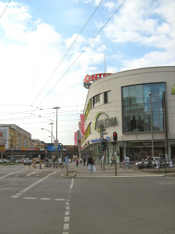 Berlin, Frankfurter Allee, Blick zur Galeria Kaufhof, im Hintergrund der S-Bhf. Frankfurter Allee, 11. 9. 2008



http://www.staedte-fotos.de/bilder/thumbs/tn_11027.jpghof