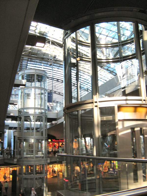 BERLIN im Hauptbahnhof, Juni 2008