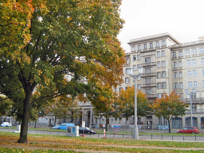 Berlin, Karl-Marx-Allee mit rest. Leuchte im Oktober 2008