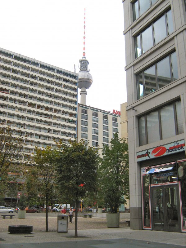 Berlin-Mitte,
Durchblick zum Fernsehturm,
1. September 2008