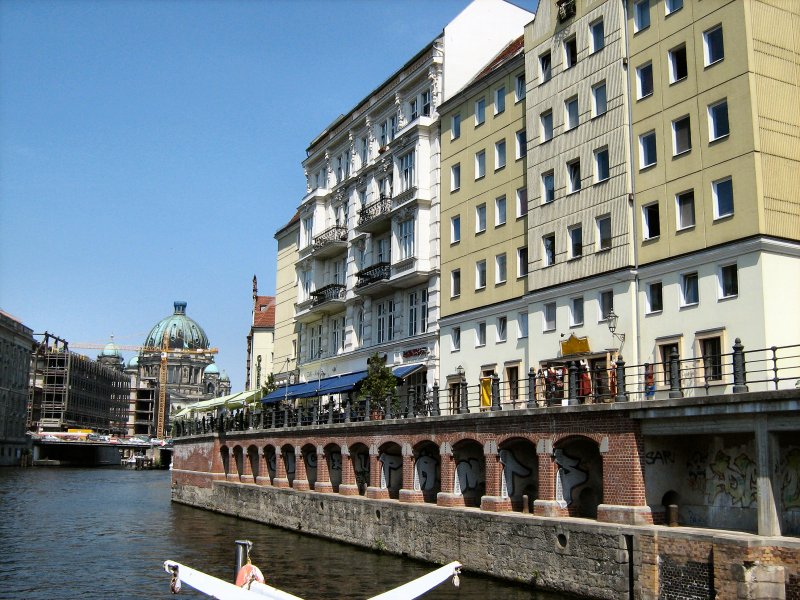 BERLIN-Nikolaiviertel, von der Spree aus, im Hintergrund Reste des Palastes der Republik und der Dom, Foto von 2007