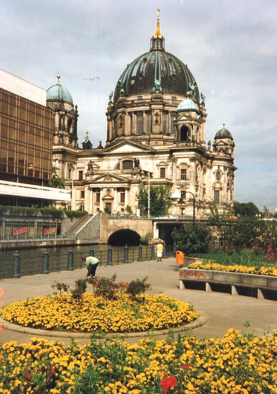 BERLIN, Sommer 1993: Blick ber die Blumen zum Dom, links Teil des noch ganzen Palastes der Republik