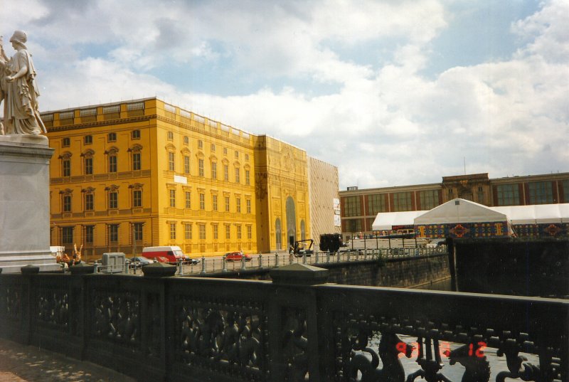 Berlin, Sommer 1993 Blick zum Stadtschloss (Kulisse), Analogaufnahme gescannt fr digigale Bearbeitung