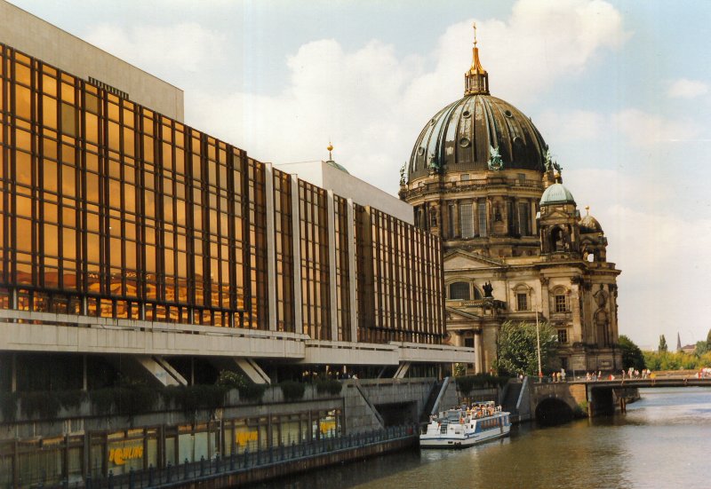 BERLIN, Sommer 1993: Palast der Republik (noch keine Abriruine) und Dom an der Spree