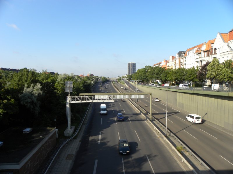 Berlin - Steglitz. Sdlicher teil der Bundesautobahn 103 (Westtangente) mit Steglitzer Kreisel im Hintergrund