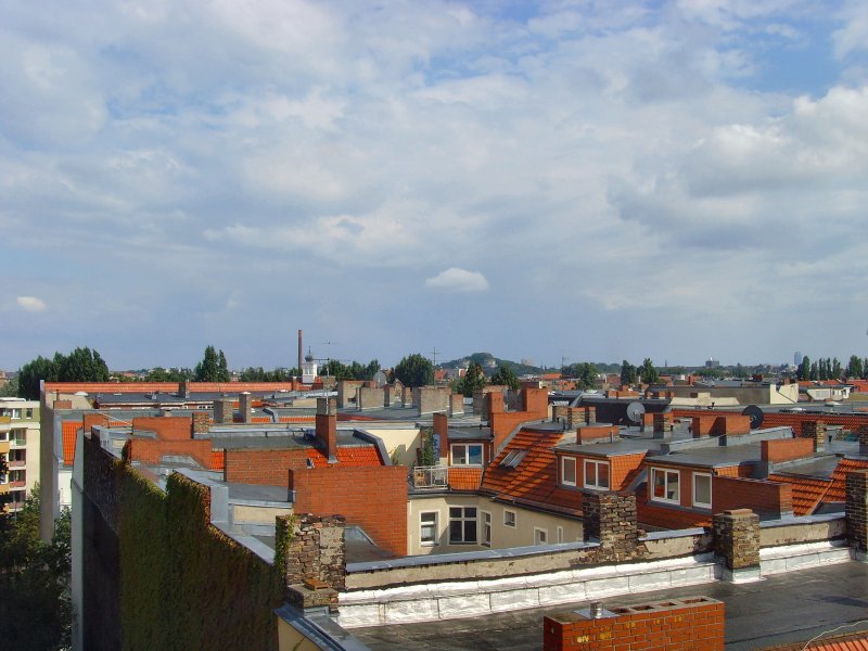 Berlin-Wedding. Blick ber die Dcher des Wedding zum Bunker am Gesundbrunnen, Aufnahme Sommer 2007 