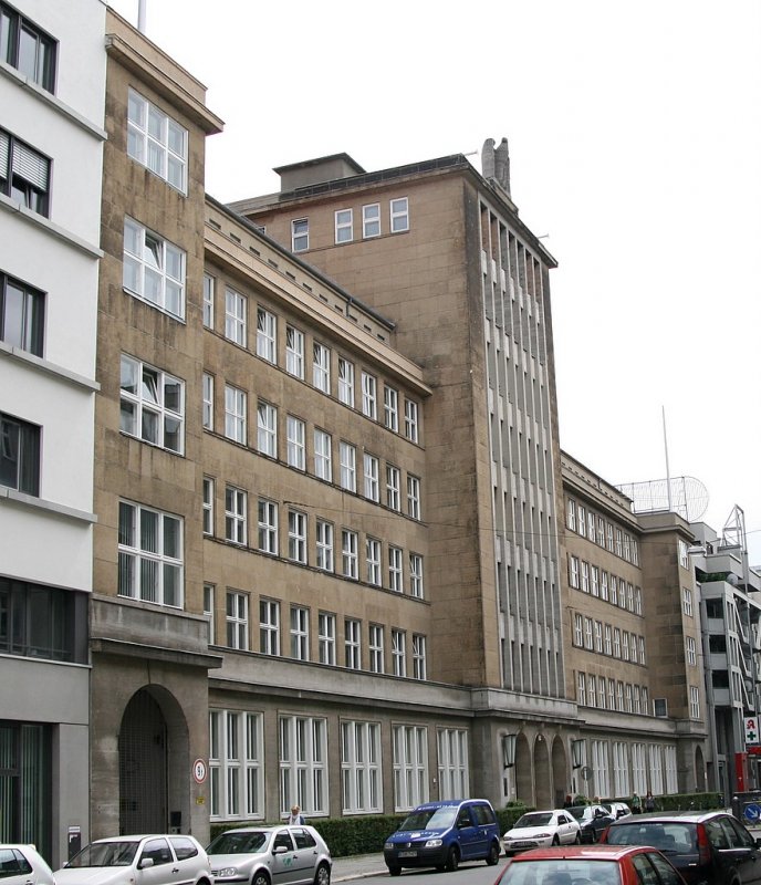 Berliner Architektur 1933-45: Gauarbeitsamt. 1938-50 von Fritzsche entworfen. Der typische monumentale Baustil fr oeffentliche Gebude. Glatte Fassaden und gleichmaessig aufgereihte Fenster rufen einen sehr sachlichen Eindruck hervor. Der Haupteingang ist durch einen Mittelrisalit betont,der die Bebauung berragt und der durch die Werksteinbnder betont wird. Die Fassadenverkleidung besteht aus Werkstein, Muschelkalk bzw Tuffstein im EG. ber dem Risalit thront immer noch ein trutziger grosser Adler. Das Arbeitsamt war nie als solches in Betrieb sondern wurde dem Generalinspektor Fritz Todt zur Verfgung gestellt (Organisation Todt).Heute ist das Landesarbeitsamt Berlin Brandenburg hier untergebracht.