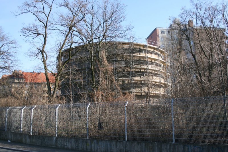 Berliner Architektur 1933-45: Grossbelastungskrper. Leider durch das Baugerst kein schnes Bild. Der 14m hohe Krper wurde errichtet um die Tragfhigkeit des Bodens fr die geplanten Monumentalbauten, besonders fr den Triumphbogen, zu untersuchen.Speer hatte den Bogen (nach Hitlers Skizzen) als Gegenstck zur grossen Halle konzipiert. Er sollte 117m hoch sein und in der Nhe des jetzigen Krpers stehen. Das Gewicht des Belastungskrper wird auf ein deutlich kleineres Fundament bertragen,das im Baugrund verankert ist. Mit Messmarken wollte man die Absenkung in den Grund beobachten. Tatschlich belief sie sich auf  19cm. Er ist heute unter Denkmalschutz und ohne Funktion.  