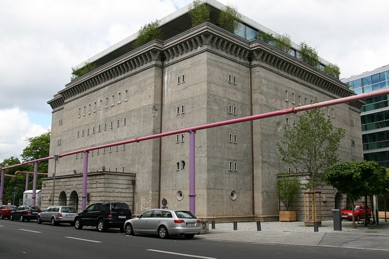 Berliner Architektur 1933-45: Luftschutzbunker. Der 1942 fr die Reichsbahn errichtete Bunker sollte den Passagieren am Bahnhof Friedrichstrasse bei einem Angriff Schutz bieten.Der monumentale Bunker wurde von Bonatz entworfen und steht an einer exponierten Ecke.Der 5geschossige Block hat breite Mittelrisalite,Eingangsvorbauten und Eckmassive. Der Bunker hatte 3000 Sitzpltze und 48 Betten, durch 4 Doppeltreppen konnten grosse Menschenmengen schnell ins Innere gelangen. Der Bunker wird heute fr Theater und andere Veranstaltungen genutzt.