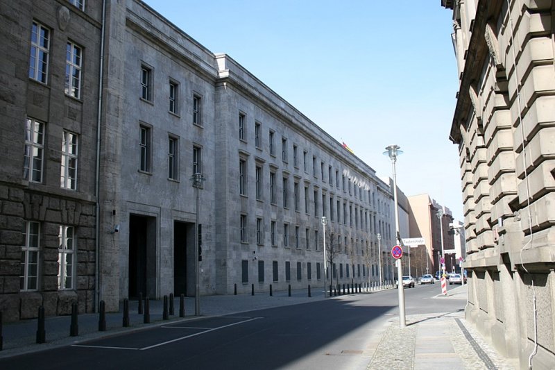 Berliner Architektur 1933-45: Ministerium fr Aufklrung und Propaganda. Nachdem der alte Bau (Prinz Karl Palais) nicht mehr ausreichte erteilte Goebbels den Auftrag den Auftrag zu einer grosszuegigen Erweiterung. Der Bau hat eine nchterne und monumentale Fassade, die mit Muschelkalk verkleidet ist. Der Mitteltrakt tritt hervor whrend die usseren Abschnitte mit den Eingaengen unter den Pfeilern zurckgesetzt sind. Der Komplex strahlt ein Gefhl kalter Macht aus mit seinen streng angeordneten Fenstern und vertieften Fensterrahmen. Nach dem Nationalrat der Nat.Front ist nun das Ministerium fr Wirtschaft und Arbeit darin untergebracht.