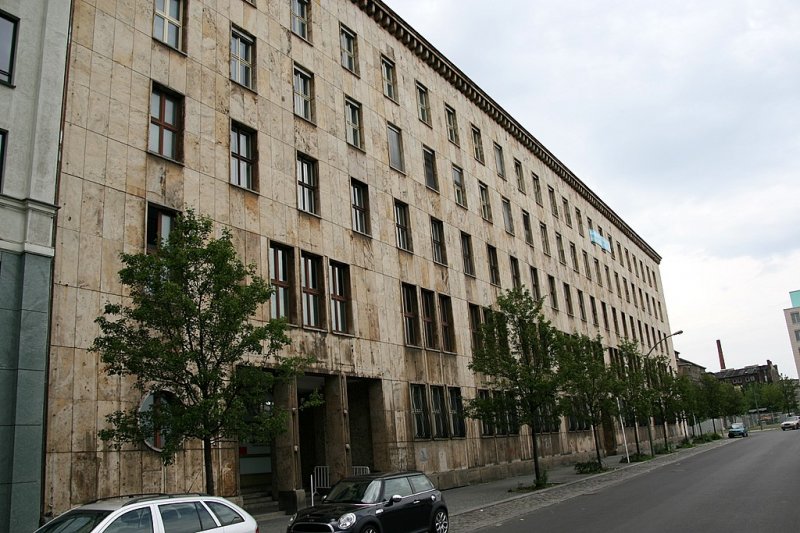 Berliner Architektur 1933-45: Postamt N4. Durch den Bau der NordSued Bahn konnte man den Postverkehr 1935 neu ordnen und baute am Nordbahnhof dieses zweckmssig und funktional angelegte Gebude. Frderanlagen die bis inden Keller reichten, wo ein Tunnel zum Bahnhof fhrte und automatisierte Abfertigungsanlagen konnten bis zu 1,2Mio Briefe taeglich befrdern. Das Gebude wurde als Stahlskelettkonstruktion mit Ziegelausfachung gefertigt um die Mglichkeit zu haben die Wnde zu durchbrechen.Die Wnde sind mit Travertinplatten verkleidet, die Fenstereinfassungen treten nur wenig hervor. Die Fassade wird durch ein Konsolgesims abgeschlossen was die Monumentalitaet erhht.Auf Ornamente wurde grossteils verzichtet. Das Amt ist heute nicht mehr in Betrieb.