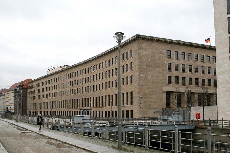 Berliner Architektur 1933-45: Reichsbank. Dies war der erste Grossbau des dritten Reichs von H Wolff,das damals der grsste Bau Berlins war. Es ist ein Stahlskelettbau, der mit Sandsteinplatten verkleidet ist. Die elegante und nchteren Form folgt dem gebogenen Verlauf der Spree. Die sachliche Ausstrahlung wird noch durch die glatten,ornamentfreien  Wandflchen gesteigert. In das Gebude das nur wenige Kriegsschden hatte zog das DDR Finanzministerium ein, dann das ZK der SED. Im Konferenzsaal, der ehemaligen Kassenhalle1 stimmten die Abgeordneten 1990 dem Einigungsvertrag zwischen DDR und BRD zu. Heute ist hier das Auswrtige Amt, 2000 baute man einen Erweiterungsbau dazu.