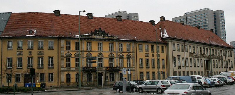 Berliner Architektur 1933-45: Reichsmnze. Um 1936 von Reck/Keibel gebaut. Der Bau erinnert an die klassizistische Bauten in Preussen. Eine Putzfassade mit Walmdach, dazu der Eingang in die zwei kantige Pfeiler stehen. Darber eine Kopie des Mnzfries von Schadow. Der gelbe Bau daneben ist das Palais Schwerin, das abgetragen und neben der Mnze wieder aufgebaut wurde. Es wurde 1704 von de Bodt erbaut und enthielt die Wohnung des Ministers Otto von Schwerin. In der Mnze war bis 1990 die staatliche Mnze der DDR,nun ist dort die Berliner Mnzprgeanstalt. Daneben ist nun das dt-franz. Jugendforum.