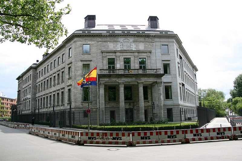 Berliner Architektur 1933-45: Spanische Botschaft. 1938-43 von Krger erbaut,war dies ein reprsentatives, im neoklassizistischen Stil errichtetes Gebude.Dem Erdgeschoss,durch Werksteinbnderung als Sockel ausgewiesen, folgen drei Geschosse mit kantigen Fenstereinfassungen. Der Eingang wird von einem Balkon berdacht, der zudem noch von vier grossen Sulen getragen wird. Das Gebude wurde schwer zerstrt aber wieder aufgebaut. Symbole der Franco Diktatur am Eingang wurden beseitigt. 