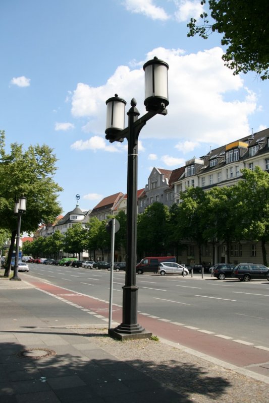 Berliner Architektur 1933-45:Strassenlaternen. Speer entwarf 1938 dieses Modell,das Hitler in der Reichskanzlei vorgestellt wurde und seine Zustimmung fand. Die Laternen sollte die neu geschaffene Ost West Achse beleuchten und dabei die Perspektive nicht durch ber die Fahrbahn hngende Lampen zerstren. Deshalb sind die Lampen parallel zur Strasse angebracht. Von den Laternen sind noch etwa 350 von 700 erhalten.