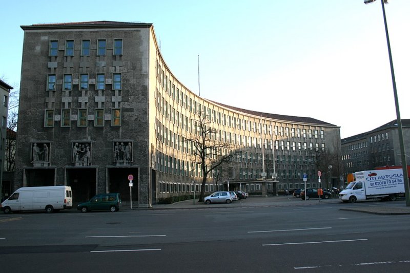 Berliner Architektur 1933-45:Verwaltungen am Fehrbelliner Platz: Ein Ensemble von Verwaltungsgebuden des dritten Reichs sind in einzigartiger Weise hier erhalten geblieben. Otto Fierle entwarf eine Halbrundbebauung,wobei die einzelnen Gebude von verschiedenen Architekten gebaut wurden. Der Hauptsitz der Nordstern Lebensversicherungen ist eine halbrund gebogene Platzfassade,mit Muschelkalk verkleidet. Das Gebude fhrt ueber die Fusswege hinweg, darber sind Reliefs angebracht die sich auf die Versicherung beziehen.