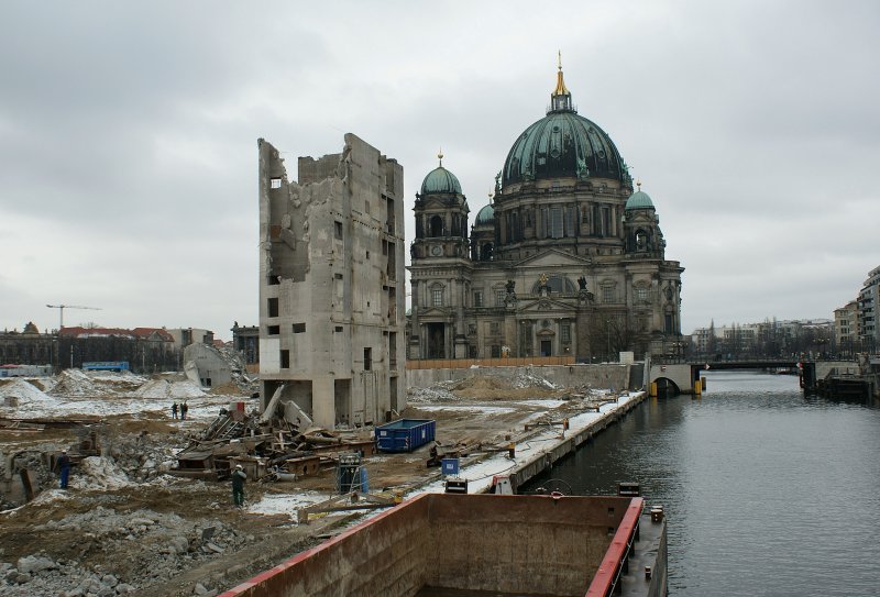 Berliner Dom und die letzten Treppenstufen des Palastes der Republik am 25.11.2008.
Am folgenden Tag wunderten wir uns das hnliche Fotos in vielen Tageszeitungen zu sehen waren, offenbar war es ein historischer Moment.
 