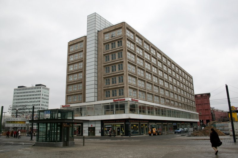 Berolina Haus:
Peter Behrens erbaute 1932 dieses Haus ,das neben dem Alexanderhaus das einzige verbliebene Zeugnis einer Neuplanung des Alex ist. Zwillingsbauten, die von einem glsernen Leuchtband unterbrochen wird, dazu kassettenartige Stahlfenster und Muschelkalksteinplatten. Im Obergeschoss befand sich das Cafe Braun.
