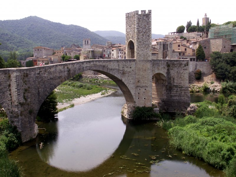 BESAL (Provincia de Girona), 11.06.2006, Pont de Besal, mittelalterliche Bogenbrcke mit Trmen