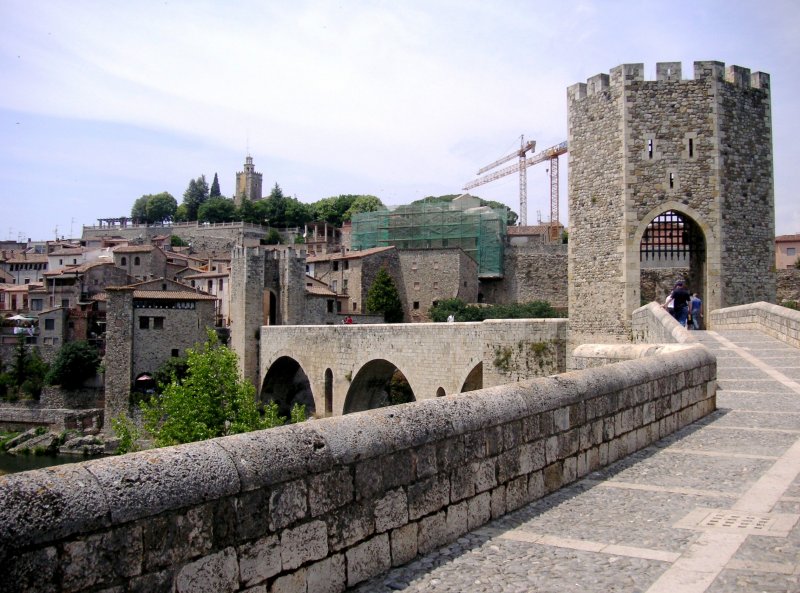 BESAL (Provincia de Girona), 11.06.2006, Pont de Besal, mittelalterliche Bogenbrcke mit Trmen