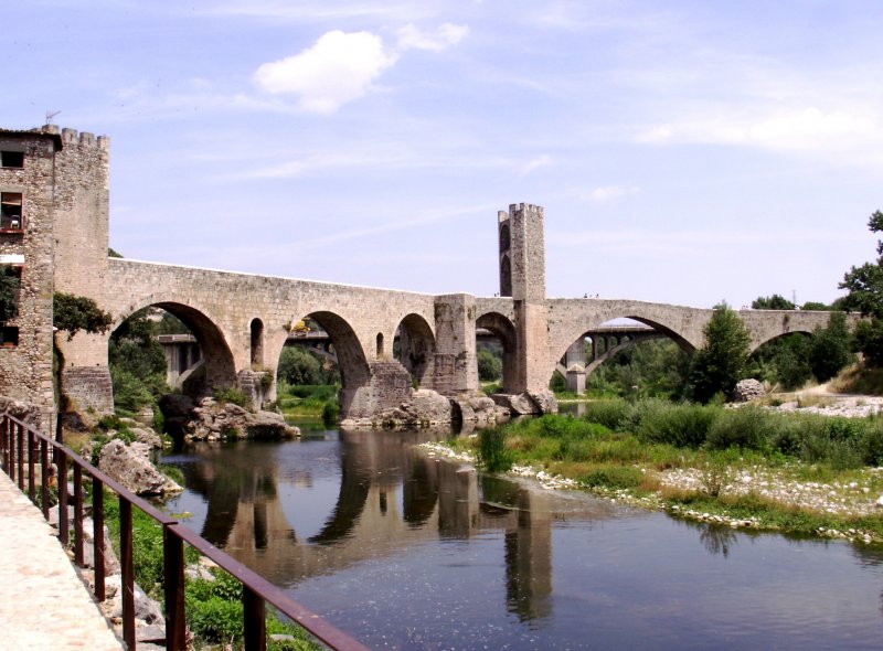 BESAL (Provincia de Girona), 11.06.2006, Pont de Besal, mittelalterliche Bogenbrcke mit Trmen