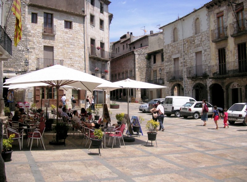 BESAL (Provincia de Girona), 11.06.2006, auf dem Platz vor der Kirche Sant Pere