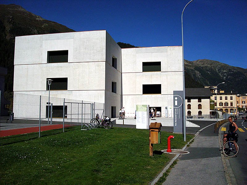 Besucherzentrum des Schweizerischen Nationalparks, Neubau. Er mag vielleicht zweckmässig sein - ich finde ihn ziemlich hässlich. Aufnahme vom 09. Sept. 2008