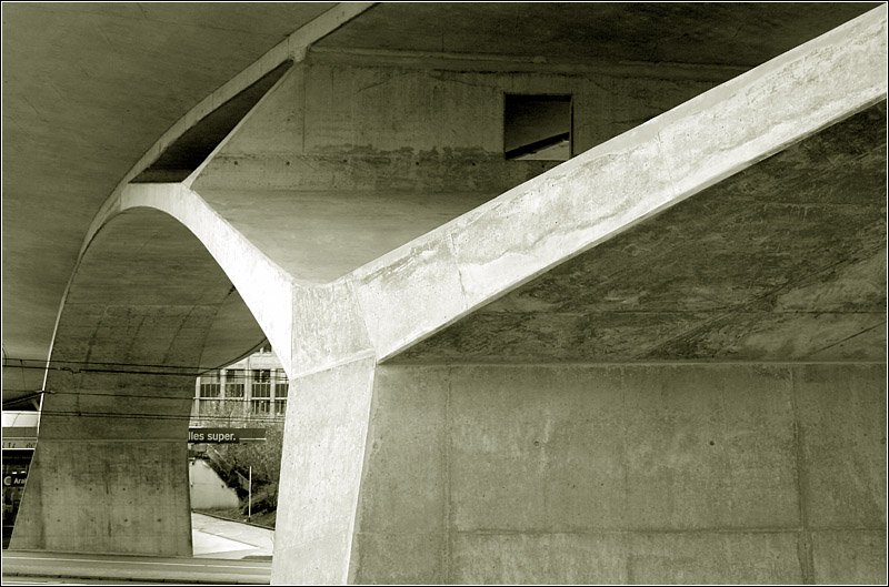 Betonbrcke der Auerbachstrae ber die Heilbronner Strae in Stuttgart-Feuerbach. Fertigstellung: 2003. 4.1.2007 (Matthias)