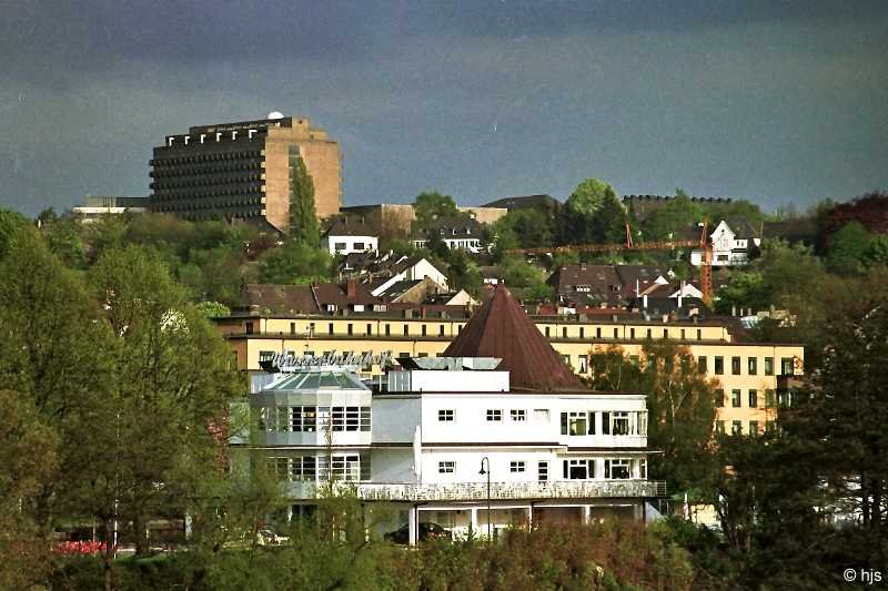 Bick ber die Ruhr nach Sdosten auf den  Wasserbahnhof  (3. Mai 1992). Auf der Hhe liegt der Komplex der Max-Planck-Institute fr Kohlenforschung und fr Strahlenchemie.