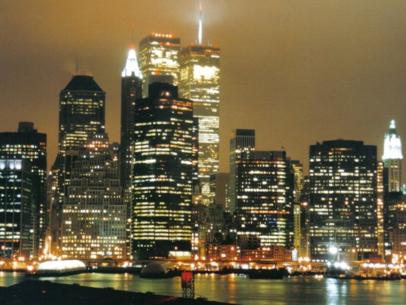Bilder aus einer Zeit, in der die Welt noch in Ordnung war...
Die Skyline von Manhattan, von Brooklyn aus fotografiert.
Das Bild ist ein Scan eines Papierabzuges, aufgenommen im Herbst 1998.