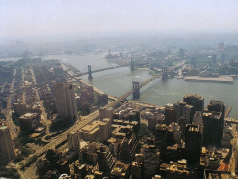 Bilder aus einer Zeit, in der die Welt noch in Ordnung war...
Blick von der Besucherplattform des World Trade Centers.
Das Bild ist ein Scan eines Papierabzuges, aufgenommen im Herbst 1998.