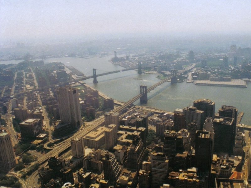 Bilder aus einer Zeit, in der die Welt noch in Ordnung war...
Blick von der Besucherplattform des World Trade Centers.
Das Bild ist ein Scan eines Papierabzuges, aufgenommen im Herbst 1998.