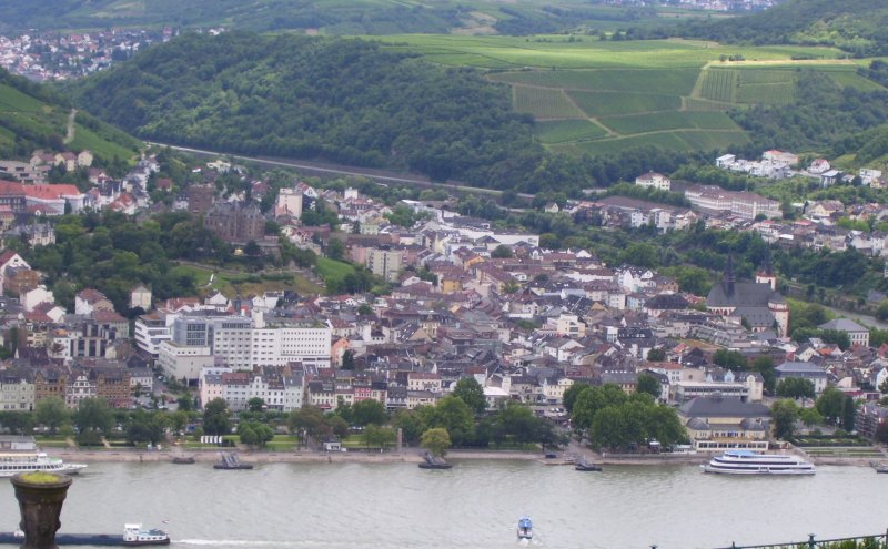 Bingen am Rhein mit den Schiffsanlegern, fotografiert vom Niederwalddenkmal bei Rdesheim. 24.07.2007