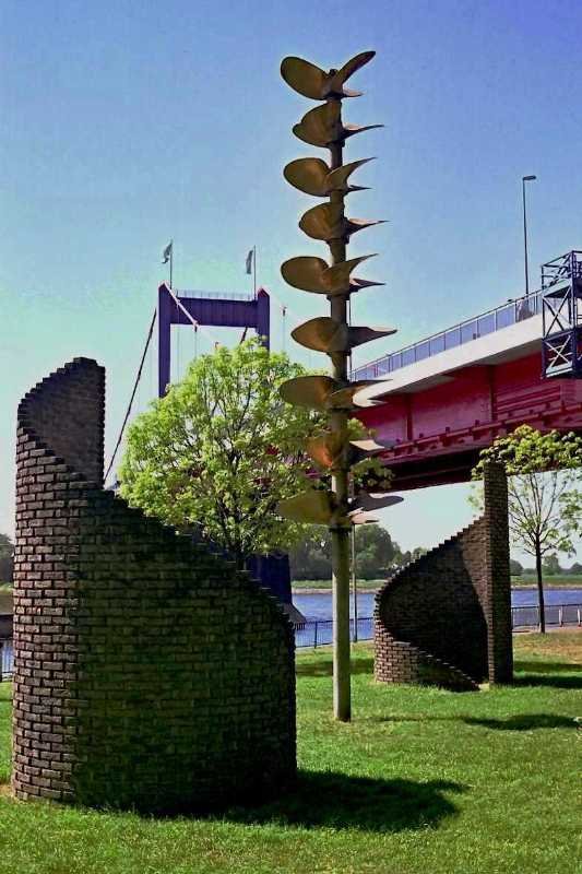  Binnen-Hafen-Tor  heit dieses Werk des Knstlers Gnter M. Schirmer am Hafenmund in Duisburg-Ruhrort neben der Friedrich-Ebert-Brcke (Mai 2007).