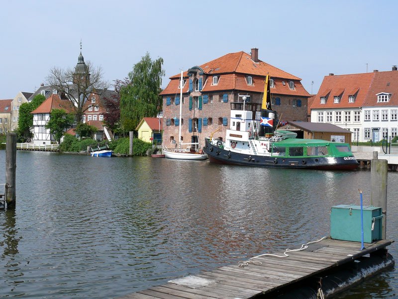 Binnenhafen mit Blick auf Brckenhaus, Wiebeke-Kruse-Turm, Salzspeicher und Schlepper FLENSBURG; Glckstadt, 26.04.2009
