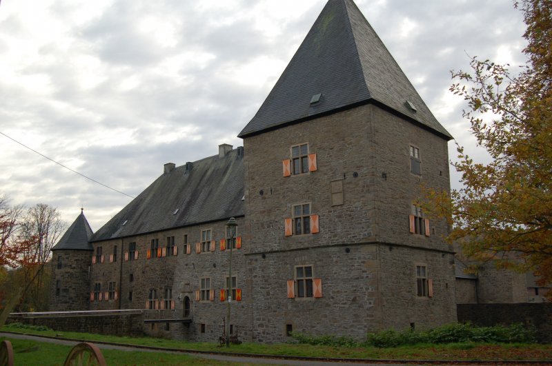 Bis 1486 lag das Wasserschloss Haus Kemnade am nrdlichen Ufer der Ruhr auf Stiepeler Gebiet. Nach einem Hochwasser nderte der Fluss seinen Lauf, so dass Haus Kemnade nun in den sdlichen Ruhrauen liegt.