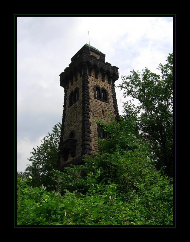 Bismarck Turm in Mlheim-Ruhr.  Der Mlheimer Bismarckturm ist einer der letzten Aussichtstrme im Ruhrtal. Von der oberen Plattform hat man nach Osten hin einen imposanten Blick auf Mlheims Stadtzentrum; den Horizont bilden die ehemaligen Schwerindustrieanlagen von Duisburg und Oberhausen. Der Westen bietet ein ganz anderes Bild von Mlheim: das grne Ruhrtal mit den lndlichen Stadtteilen Saarn und Mintard. Bei guter Sicht ist sogar der Fernsehturm von Dsseldorf zu erkennen.
In den Sommermonaten ist der Turm fr Besucher regelmig geffnet!  Quelle und Detailinfos: http://www.lycos.de/1001stadt/story_objekt.html,,i_35434__s_24520/muelheim-an-der-ruhr-bismarkturm.html