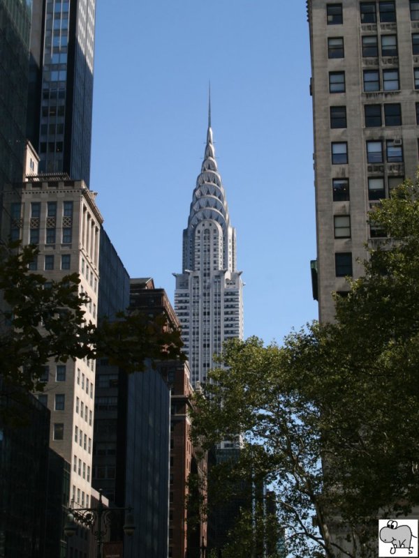 Blick von der 42den Strae in Mahatten auf das von 1928 bis 1930 gebaute Chrysler Building. Das von Architekten William van Alen im Art Deco Stil gebaute Gebude besitzt 77 Stockwerke und ist mit einer Hhe von 318,9 Metern eines der hchsten Gebude der Stadt. Die Aufnahme entstand am 18. September 2008.