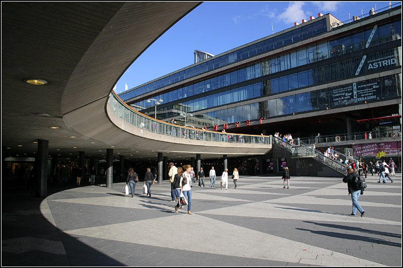 Blick von der abgesenkten Platzebene des Sergels torg auf das Anfang der siebziger Jahre des 20. Jahrhunderts entstanden Kulturhuset. 27.8.2007 (Matthias)